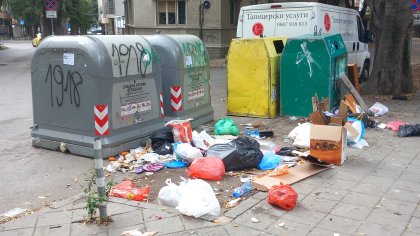 Сигнал от Варна: По улиците и тротоарите - боклуци, a общината е абдикирала