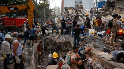 Майка и бебето ѝ бяха извадени живи дни след земетресението в Колумбия