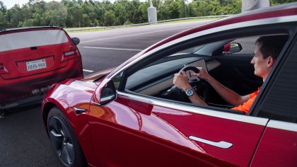 Tesla под прицел в Китай: Над 4 млн. коли се изтеглят заради скритите дръжки