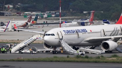Самолет с 277 пътници се запали при кацане на летището в Катманду