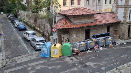 Центърът на Бургас: Боклуци около кофите, плъхове, котки, гларуси ги разнасят