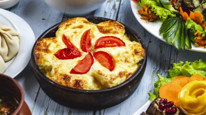 Рецепта за цял печен карфиол със златиста коричка от сирена