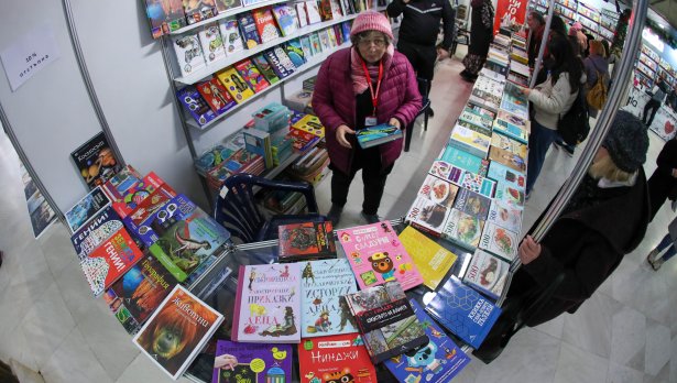 Панаирът на книгата отваря врати за над 160 издателства и хиляди читатели (СНИМКИ)