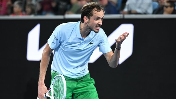 Квалификант изхвърли Даниил Медведев от Australian Open след трилър на корта