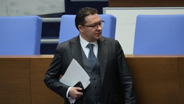 Даниел Митов разпореди доклад на службите за Мартин Божанов - Нотариуса