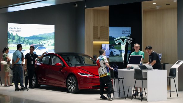 Китаец и канадец опитаха да продадат тайна на Tesla, грозят ги 10 години затвор