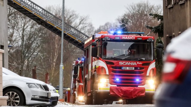 Над 50 души пострадаха при пожар в старчески дом в