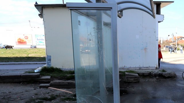 Молба от Helpbook: Да се изгради навесът на спирката до 60 ОУ 