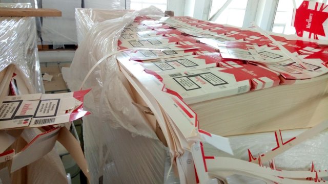 Листове с изрязани 2 112 000 броя заготовки на кутии