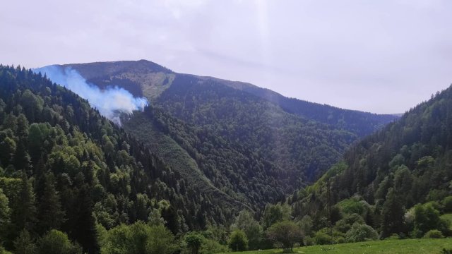 Хеликоптер на Военновъздушните сили участва в гасенето на двата пожара