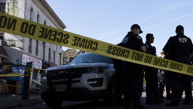 Двама души са убити а осем ранени при стрелба край