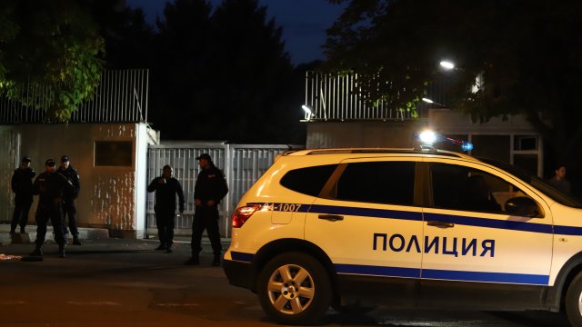 Десетки граждани се събраха пред Посолството на Руската федерация  за да