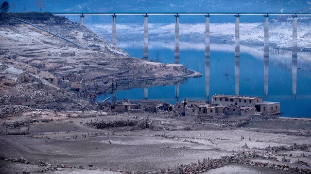 Село призрак което се появи след като суша почти изпразни язовир