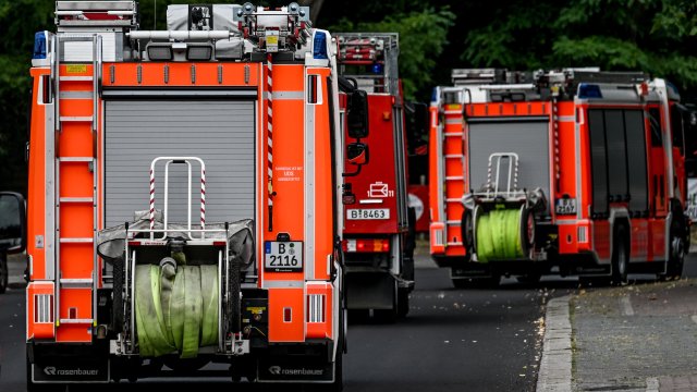 Около 100 пожарникари спасители и медици ликвидират пожар и последствията