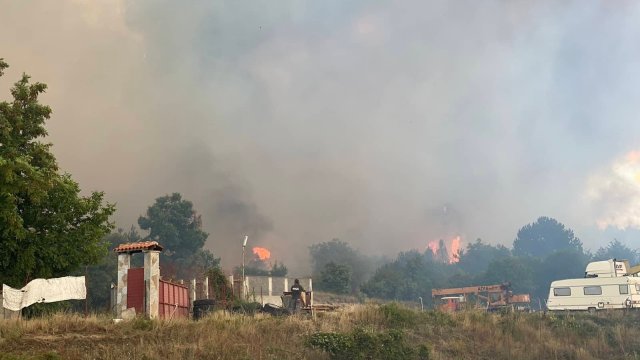 Голям пожар гори в източния край на Казанлък Огънят е