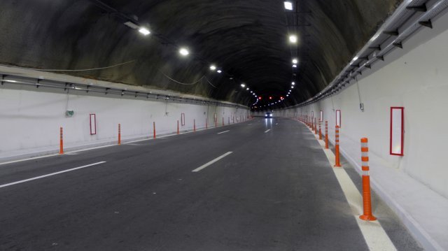 Магистрала Хемус до тунела при Правец продължават отделни участъци да
