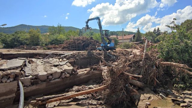 В четвъртия ден от началото на наводненията в Карловско стотици