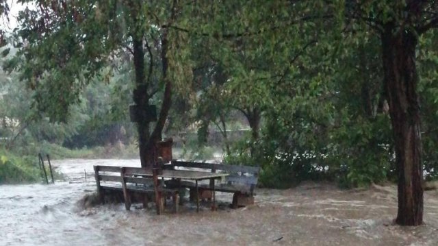 Карловското село Богдан е под вода, тече евакуация. Поройните дъждове