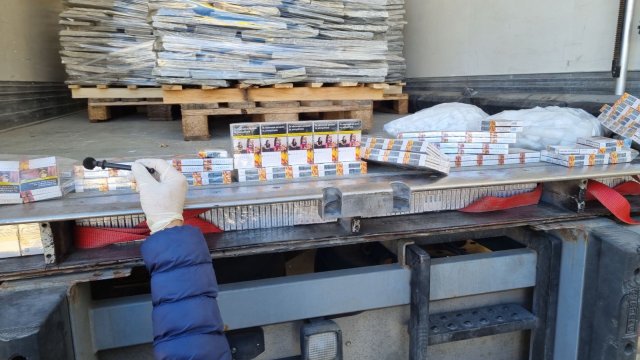 Митничари от Русе откриха 3190 кутии цигари с български акцизен