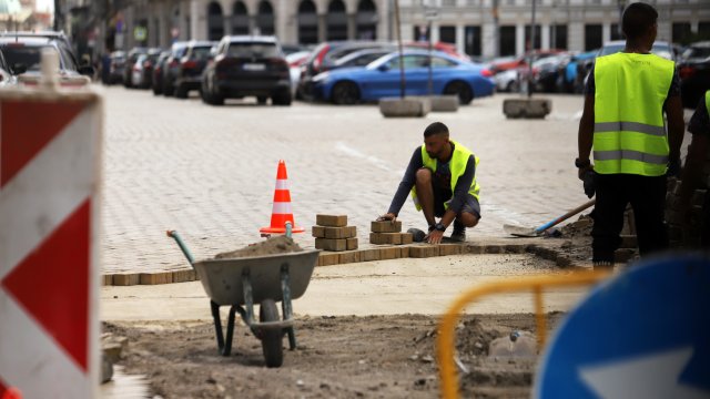 Започна пренареждането и подмяната на жълтите павета в центъра на