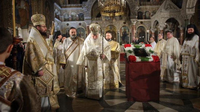 Светият Синод на Българската православна църква закрива отдел "Връзки с