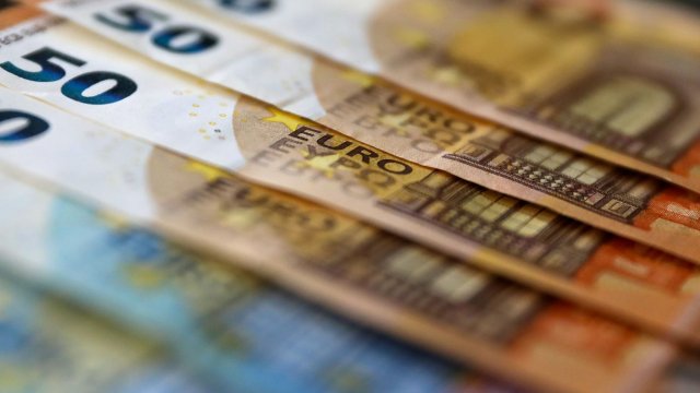 Еврото се срина до най ниската си стойност от създаването си