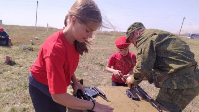 Руските власти в Мариупол организират детски лагер, на който учат