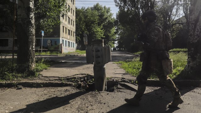 Губернаторът на източната област Луганск каза че руските сили взривяват