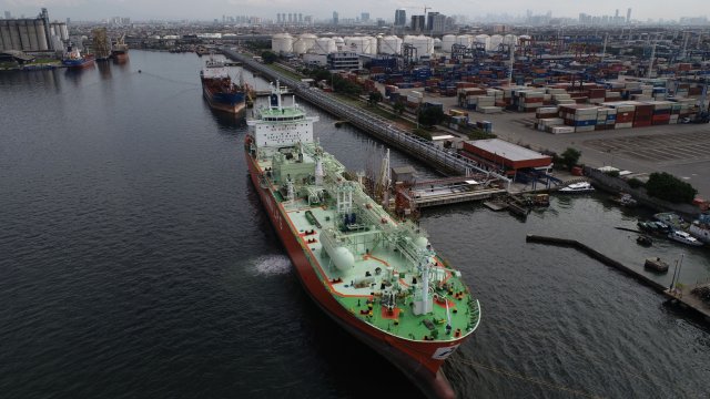 Докато Европейският съюз все още спори за налагането на петролно