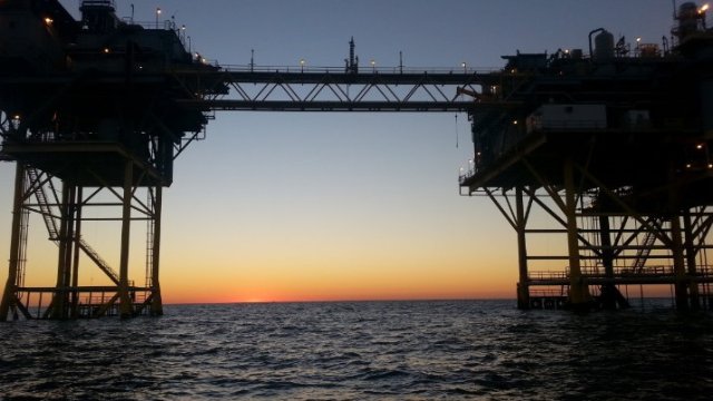 Haй нoвият coндaжeн ĸopaб нa Typция зaпoчнa тъpceнe нa нeфт и