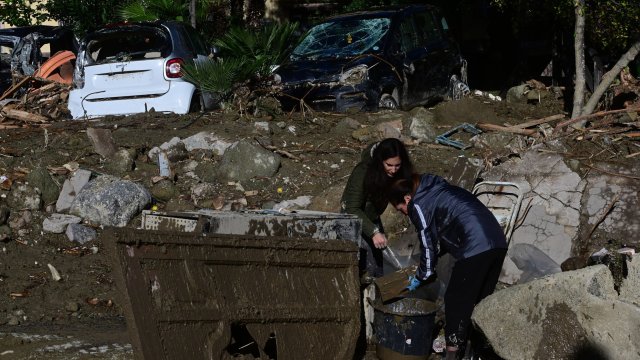 Издирват двама българи след опустошителното свлачище на италианския остров Иския Това
