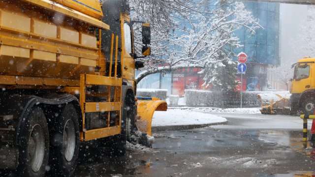 Обилен снеговалеж има над по голямата част от страната Очакваната снежна