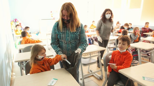 Най малко 1415 лв става учителската заплата от 1 април 2022