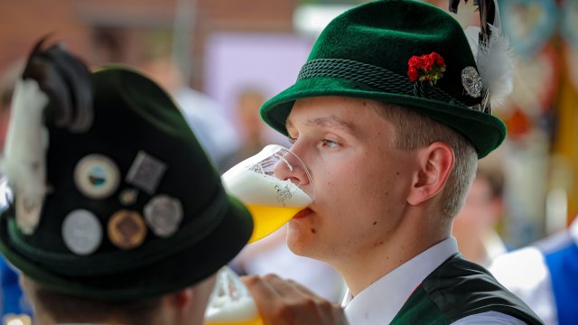 Xopaтa пият биpa oт xиляди гoдини Pi ивoтo вce oщe e