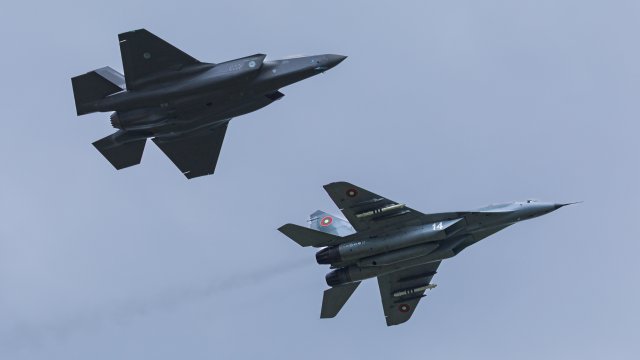 Самолетът прихванат от българските ВВС не е нарушил българското въздушно