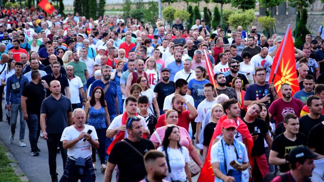 Не стихват протестите в Скопие срещу френското предложение. Снощи се