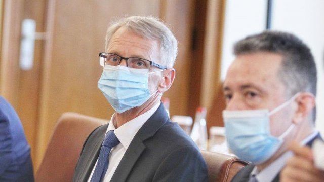 Денков: Даваме баланс между присъствено обучение и минимален риск за здравето
