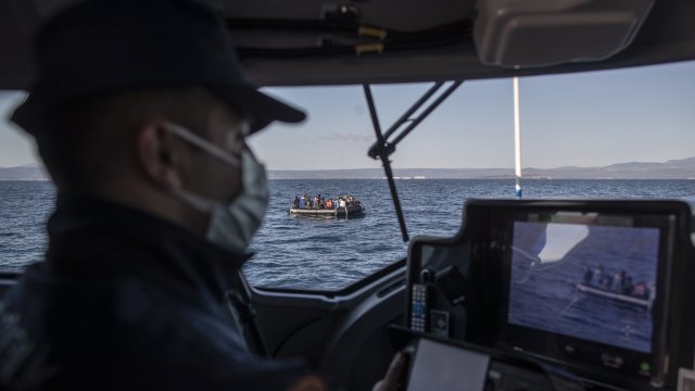 Служители на гръцката брегова охрана спасиха повече от 100 нередовни