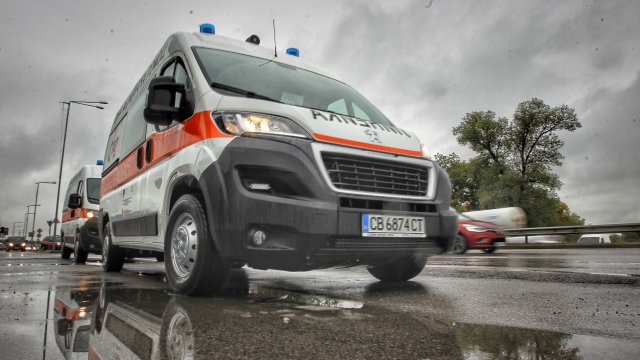 Двама мъже са с опасност за живота след катастрофа на