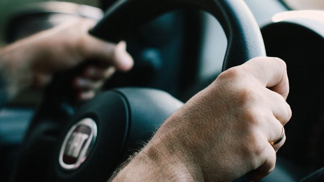 Понякога по време на забавяне на автомобила водачът усеща вибрации