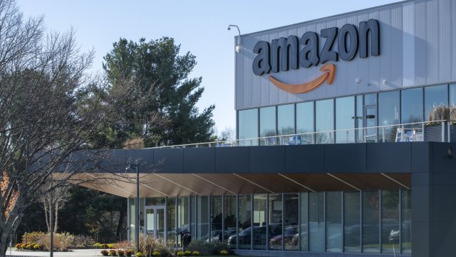 Amazon планира да съкрати около 10 000 служители пишат Ню