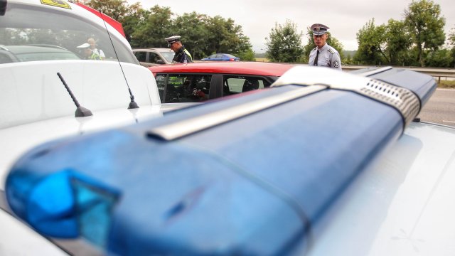 Жена от Габрово блъсна два полицейски автомобила в опит да