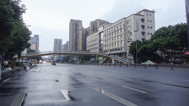 Китайският град Чънду наложи локдаун на по-голямата част от своите