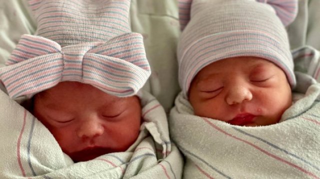 Жена роди близнаци с 15 минути разлика, но в две