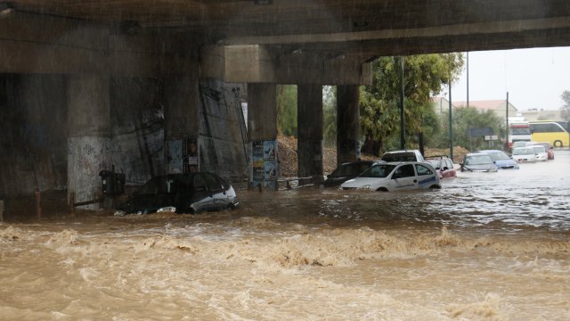 Един е загинал а двама в неизвестност при невиждани наводнения