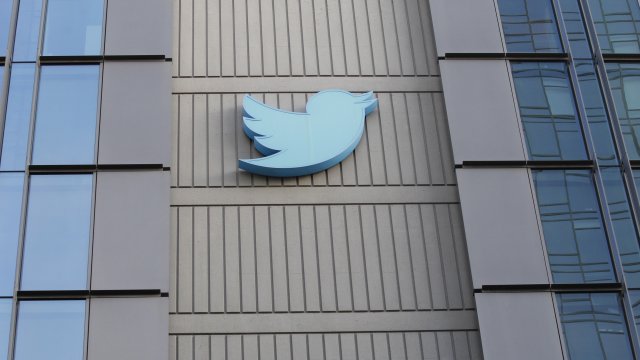 Компанията Twitter закрива своите офиси до понеделник, съобщава изданието Бизнес
