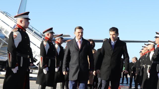 Министър-председателят Кирил Петков пристигна в Скопие. На летището българският премиер