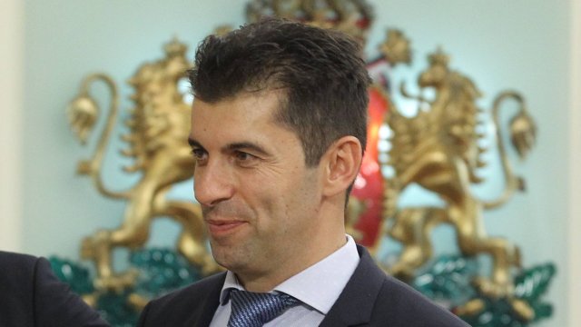 Кирил Петков ще смени президента Румен Радев като представител на