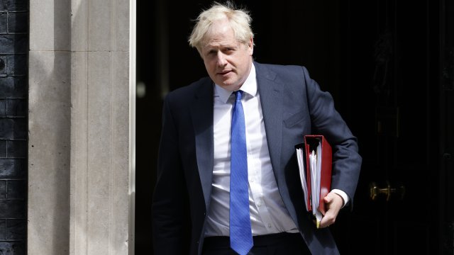 Британският министър-председател Борис Джонсън отхвърли зачестилите призиви да се оттегли,