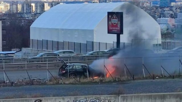 Кола се запали в локалното на Околовръстното шосе в София